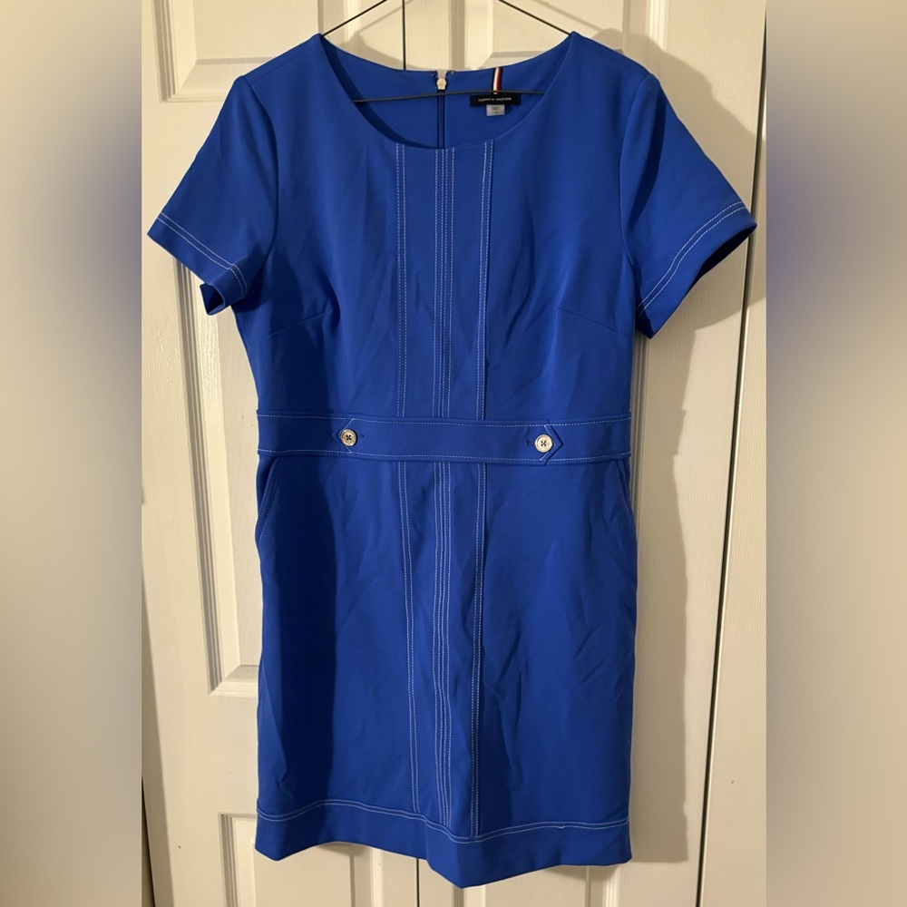 Size is petite. Dress has pockets.